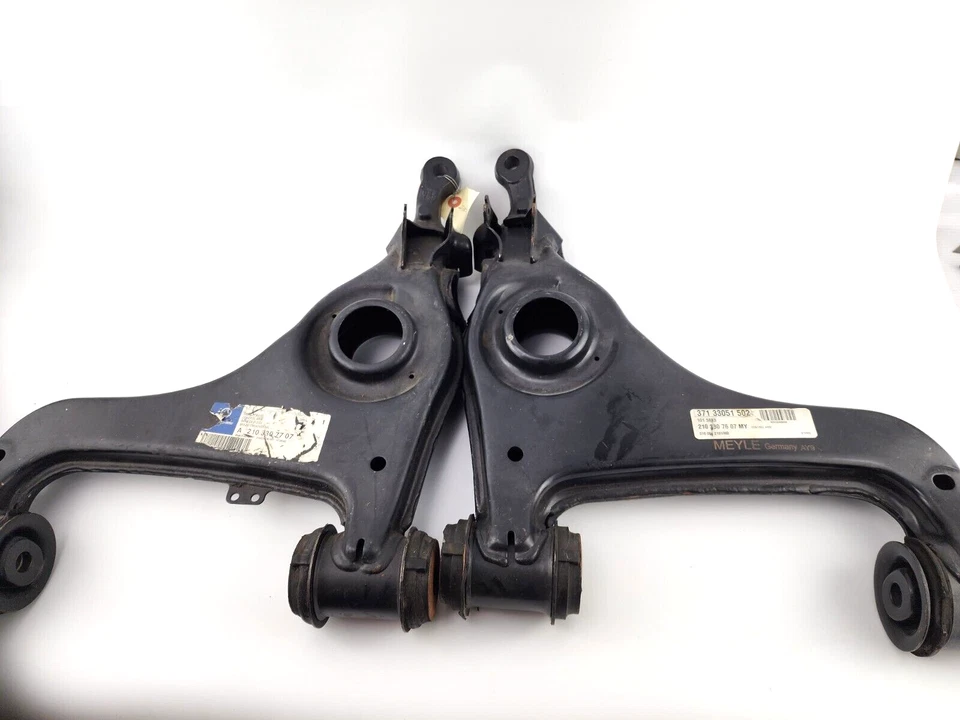 Par de brazos de control delanteros inferiores Mercedes Benz W210 1996-2002 W210 E320 E420 E55 L+R Foto 1 de 4
