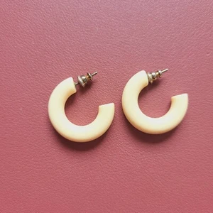 Silver tone hoop studs ceramic cream earrings pierced pre-owned 3cm - Picture 1 of 2