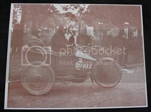 Motocicleta con coche lateral 2 Duques Vintage Sepia Fotografía Tarjeta Reimpresión Años 20 - Imagen 1 de 1
