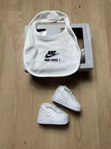 NIKE Air Force 1 Gift Pack (CB) Baby Size 2C 314565-001 117 Shoes Bib Set NIB - Picture 1 of 4