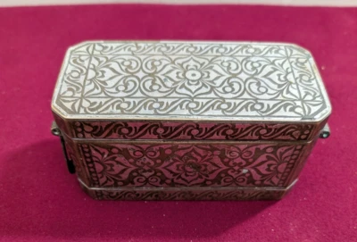 Caja de tuercas de betel filipino Mindanao incrustación plateada rara década de 1850 Foto 1 de 4