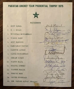 HOJA DE EQUIPO PRUDENCIAL DE CRICKET PAKISTÁN FIRMADA A MANO COPA MUNDIAL EN INGLANDIA 1975 - Imagen 1 de 1