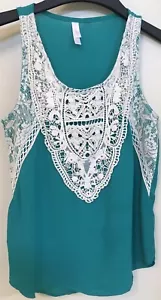 XHILARATION TOP SMANICATO TURCHESE CON DISEGNO RICAMATO DONNA REGULAR XS - Foto 1 di 4