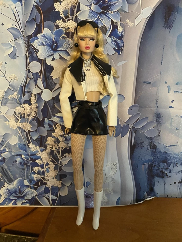 Nuevo Abrigo Blanco y Negro, Top Blanco, Falda Negra, Accesorios, Regalo Gratis 🎁 Foto 1 de 4