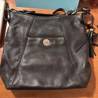 Bolsa tote Isaac Mizrahi grande feminina preta de couro macio pequeno rasgo dentro - Imagem 1 de 4