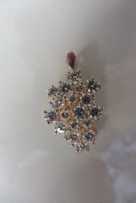 Splendido Pendente In Argento 925 Con Ricca Decorazione In Pietre Smerigliate - Immagine 1 di 4