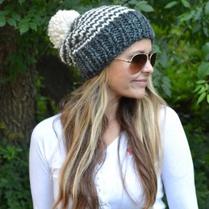 NEU Gestrickte handgefertigte Damen Herren lässige Bommel Beanie Mütze Kappe grau gestreift - Bild 1 von 1