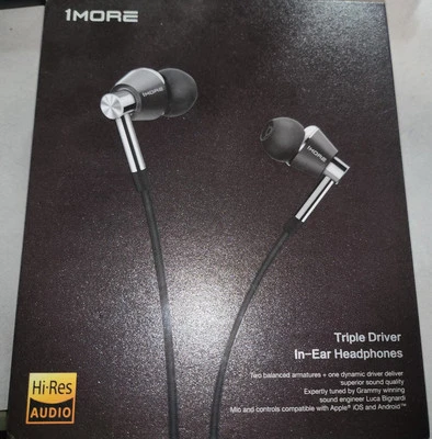 Auriculares internos con cable triple controlador 1MORE - plateados Foto 1 de 4