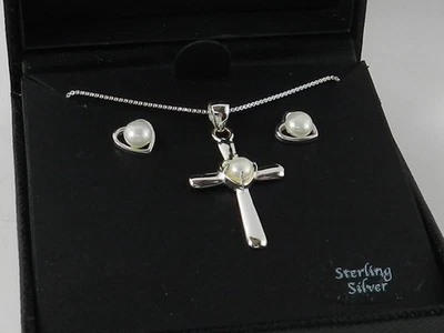 Macy's Cultivado Perla de Agua Dulce Cruz 18" Colgante Collar y Pendiente Corazón Foto 1 de 4