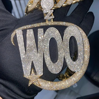 Colgante Iced Out VVS laboratorio diamante letra Whoo 3,5 pulgadas Foto 1 de 3