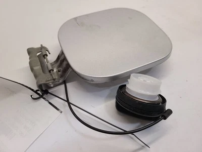 Дверца топливного бака 2013-2019 Nissan Sentra серебристая  - Изображение 1 из 4