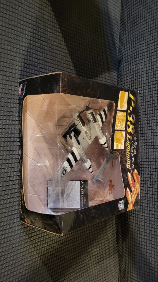 Bonito avión de combate modelo fundido a presión P-38 Lightning vintage usado escala 1/60 *daño Foto 1 de 4