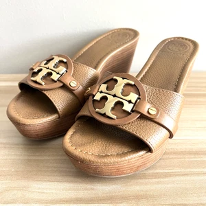 Tory Burch 6.5M Brown Leather Patti 3" Wedge Sandals Slides Gold Logo Pebbled - Picture 1 of 21