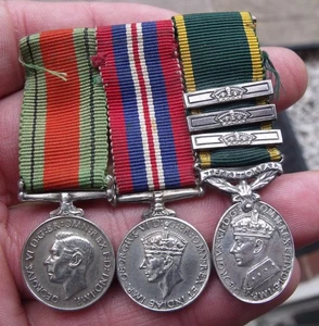 A PERIOD WW2 MINIATURE MEDAL TRIO, WAR & DEFENCE, TERRITORIAL EFFICIENCY, 3 BARS - Picture 1 of 2