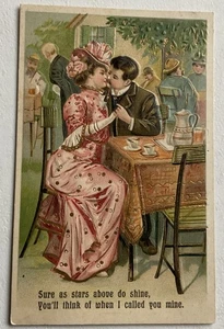 Tarjeta postal romántica de 1908 pareja preparándose para besarse con té en restaurante - Imagen 1 de 3