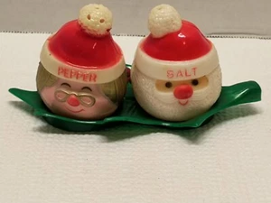 70er Jahre Weihnachten Kunststoff Santa & Mrs. Claus Salz + Pfefferstreuer auf Blatt Tablett - Bild 1 von 7