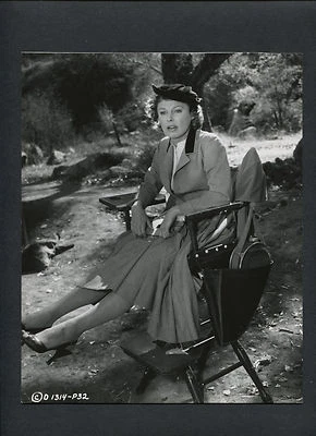 JUNE ALLYSON NO SET BETWEEN TAKES CANDID - 1956 VOCÊ NÃO PODE FUGIR DELE - Imagem 1 de 2