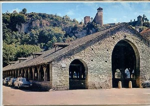 CP 38 Isère - Crémieu - Les Halles et la Tour St-Hippolyte - Bild 1 von 2