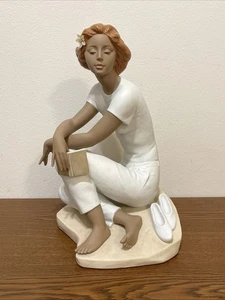 LLADRO  "La Lectora Poetic Interlude" porcelain figurine. 12.75 “ LADY on Beach - Picture 1 of 17