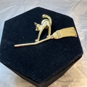Avon Vintage Arched Cat On A Broom Brooch Gold-Tone Halloween Themed Pin - Picture 1 of 8