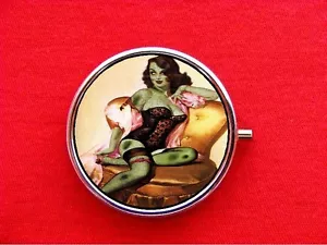 ZOMBIE PIN UP GIRL DESSOUS RING SCHMUCKVERSTECK RUND NEUWERTIG METALL PILLENDOSE ETUI - Bild 1 von 2