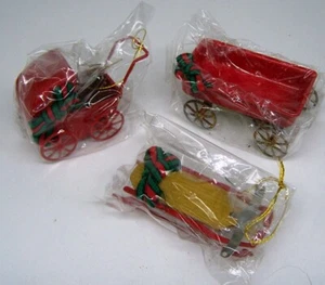 ENESCO WEIHNACHTSBAUM ROT METALL HÄNGENDE ORNAMENTE SCHUPPEN-WAGEN-WAGEN NEU IM KARTON - Bild 1 von 4