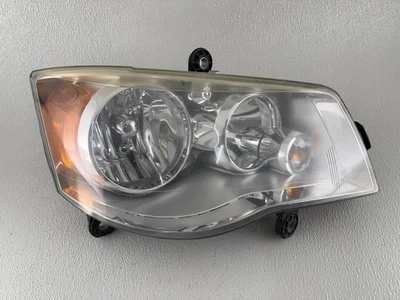 OEM | 2008 - 2016 Chrysler Town & Country Halogen Headlight (Right/Passenger) Foto 1 de 4