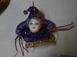 VINTAGE Karneval Maske Kühlschrankmagnete: lila Hut & Rüschen mit Goldrand - Bild 1 von 3