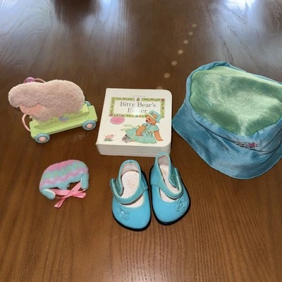American Girl Bitty Baby 2003 HERMOSAS FLORES Sombrero y Zapatos Oso Libro, Sombrero, Oveja Foto 1 de 4