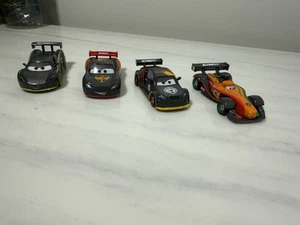 DISNEY Pixar CARS Set CARBON SPEED CONFEZIONE DA 4 McQueen Schnell Clutchgoneski Hamilton - Foto 1 di 22