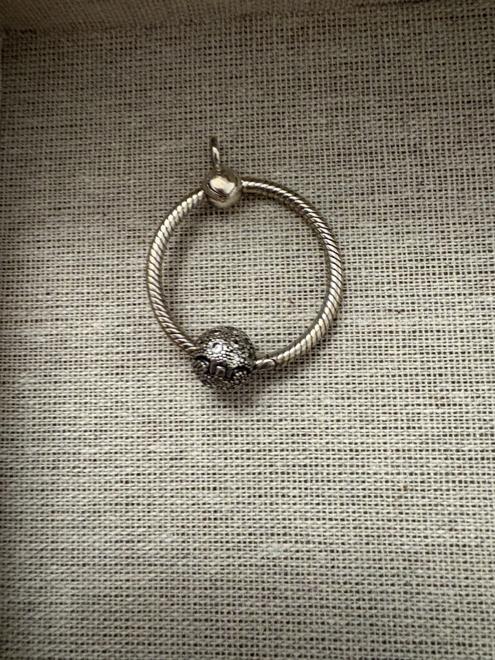 Auténtico colgante PANDORA MOMENTS y un abalorio de plata de ley Foto 1 de 1