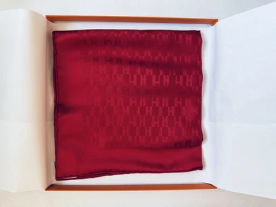 Cuadrado de Bolsillo de Seda Hermès, "Faconnee Grand H", Rouge, NUEVO en Caja/Bolsa de Regalo Foto 1 de 4