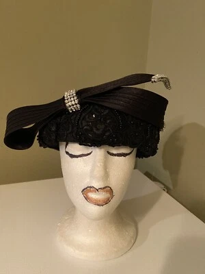 Hermoso sombrero de iglesia/vestido negro de Charms Foto 1 de 4