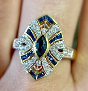 Anillo de oro amarillo de 18k con forma de marquesa y zafiros de bajo perfil - Imagen 1 de 16