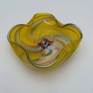 Cenicero de vidrio artístico vintage diseño remolino amarillo - Imagen 1 de 4