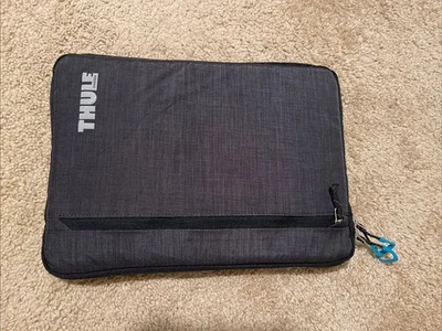 Funda con cremallera para tableta portátil Thule Sweden acolchada forrada de 14" x 10" Foto 1 de 4
