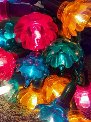 VINTAGE CHRISTMAS TREE FAIRY LIGHTS BY WOOLWORTHS.  LARGE DOUBLE FLOWERS. 1980S  - Image 1 of 4