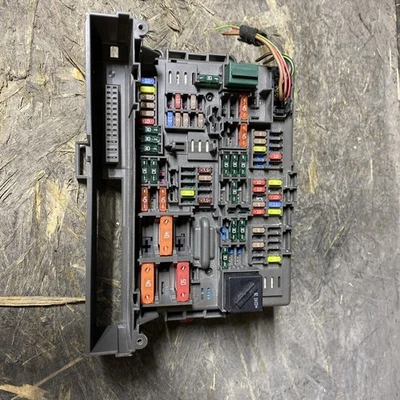 BMW 328i 335i 135i 128i 2008-2013 caja de fusibles de distribución de energía delantera 61149119444 Foto 1 de 4