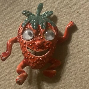 Vintage Emaille anthropomorphe GOOGLY-EYE ERDBEERE Anstecknadel Brosche kitschig! Spaß! - Bild 1 von 5