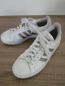 white adidas black stripes