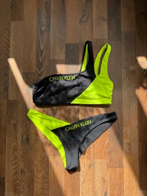 Calvin Klein Bikini in Hose L & Oberteil M | Schwarz und Neon Grün/Gelber Bänder - Bild 1 von 4