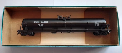 Athearn 1526 HO 62' Union Pacific Tank Car - Image 1 of 4