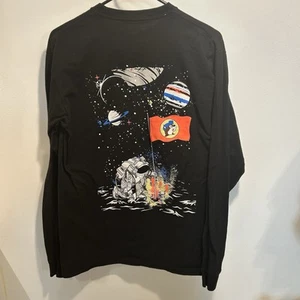 Camiseta negra manga larga estampado gráfico aterrizaje lunar espacio exterior Buc-ee’s (M) - Imagen 1 de 3