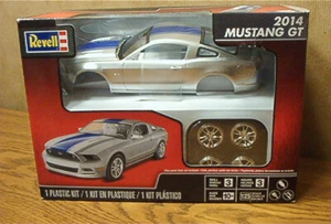 REVELL 2014 MUSTANG GT 1/25 SCALE MODEL KIT #85-4388 Molded in Silver - Picture 1 of 3