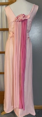 Maxi Vestido Formal Hecho a Mano Años 70 De Colección Talla 4 Rosa Cascada Correa Lazo Dama de honor Baile de graduación Foto 1 de 4
