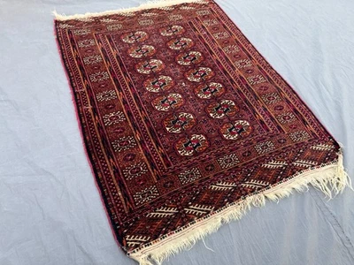 Alfombra antigua Tekke Ersari, anudada a mano, rara alfombra de acento geométrico rojo y marfil Foto 1 de 4