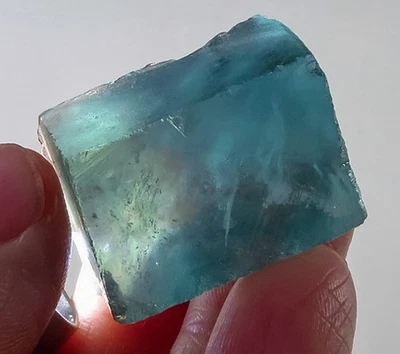 Muestra de cristal de fluorita verde natural de 104 quilates en bruto YVU1383 Foto 1 de 3