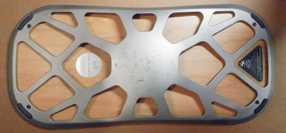 Entrenador de tabla de equilibrio Fluidstance plata y madera natural para escritorio de pie Foto 1 de 4