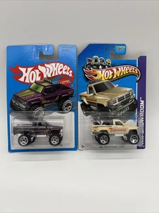 🔥Hot Wheels 2015 Target Exclusive Retro 1987 Toyota Pickup Purple & 2013 Tan 👀 - Picture 1 of 3