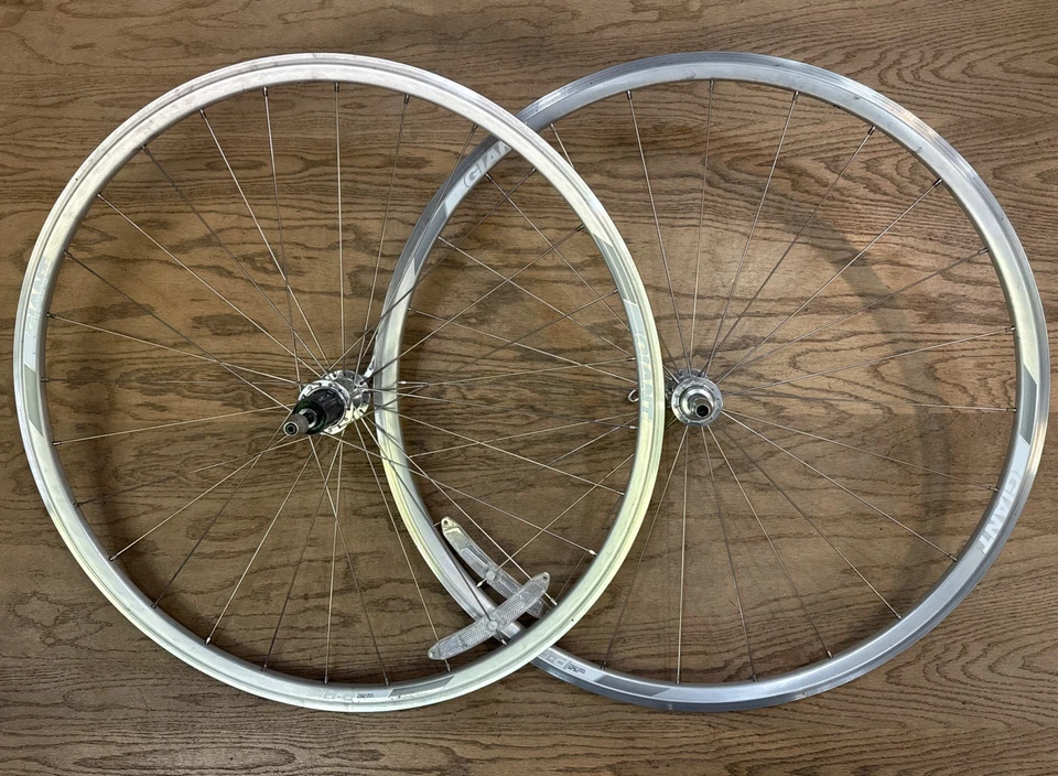 Juego de ruedas de bicicleta de carretera Giant P-R2 700c 130/100 mm QR 8-10 velocidades freno de llanta plateado Foto 1 de 4